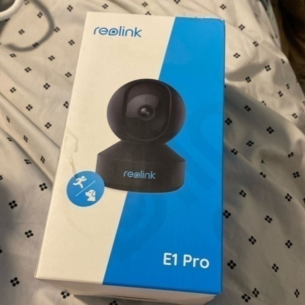 REOLINK E1 Pro 4MP HD Plug-in Home Security Indoor Camera Ap free